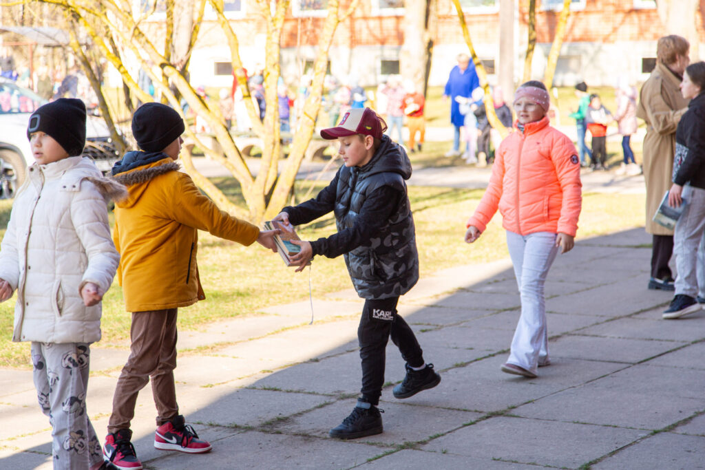 Zaļenieku Komerciālās un amatniecības vidusskolas 4. klases izglītojamie.