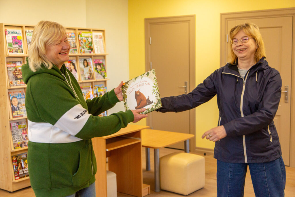 Palīgos bija arī Jelgavas Pilsētas bibliotēkas direktore Lāsma Zariņa un kolēģe Liāna Pastere.