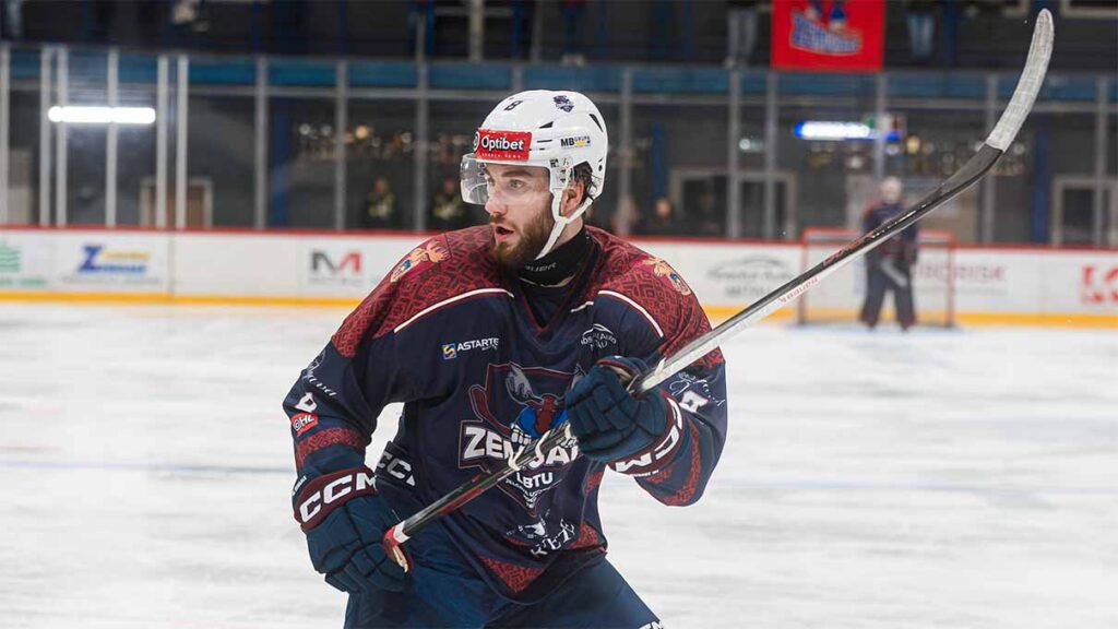 Zemgale/LBTU hokejists ar paceltu nūju gaisā